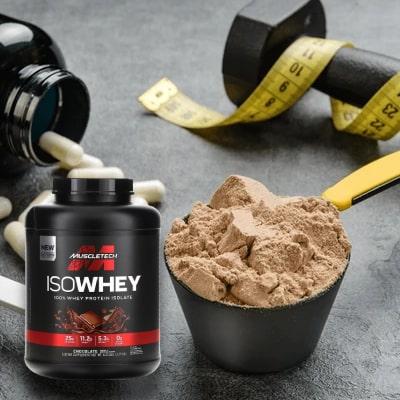 پروتئین وی ماسل تک: راهنمای مصرف، دوز دقیق و بهترین زمان‌ استفاده